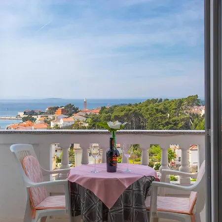 Apartment Gorgeous In Rab With Kitchen